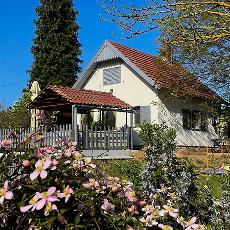 Apartamento Neve Nincs - önálló Házikó- Privát Szféra